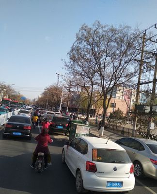 邢台123:邢台新华南路红黄蓝幼儿园门口乱停车非常严重,经常导致交通拥堵,急需治理!